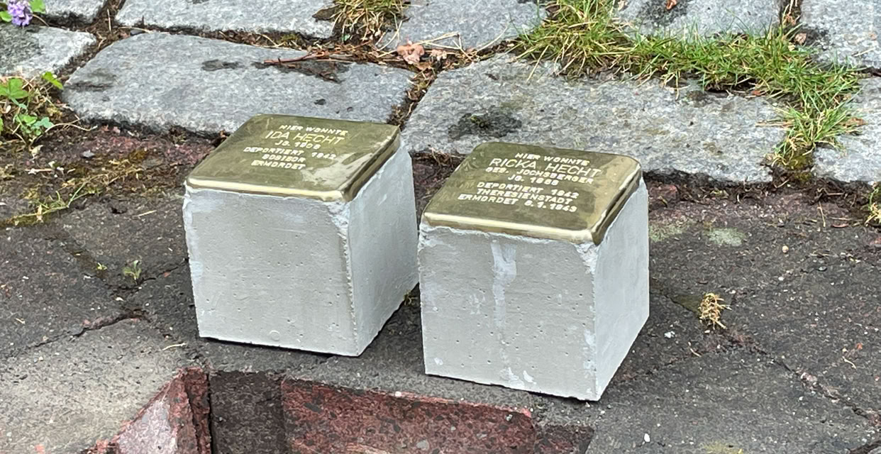2 Stolpersteine vor der Verlegung zum Gedenken an jüdische Bürger